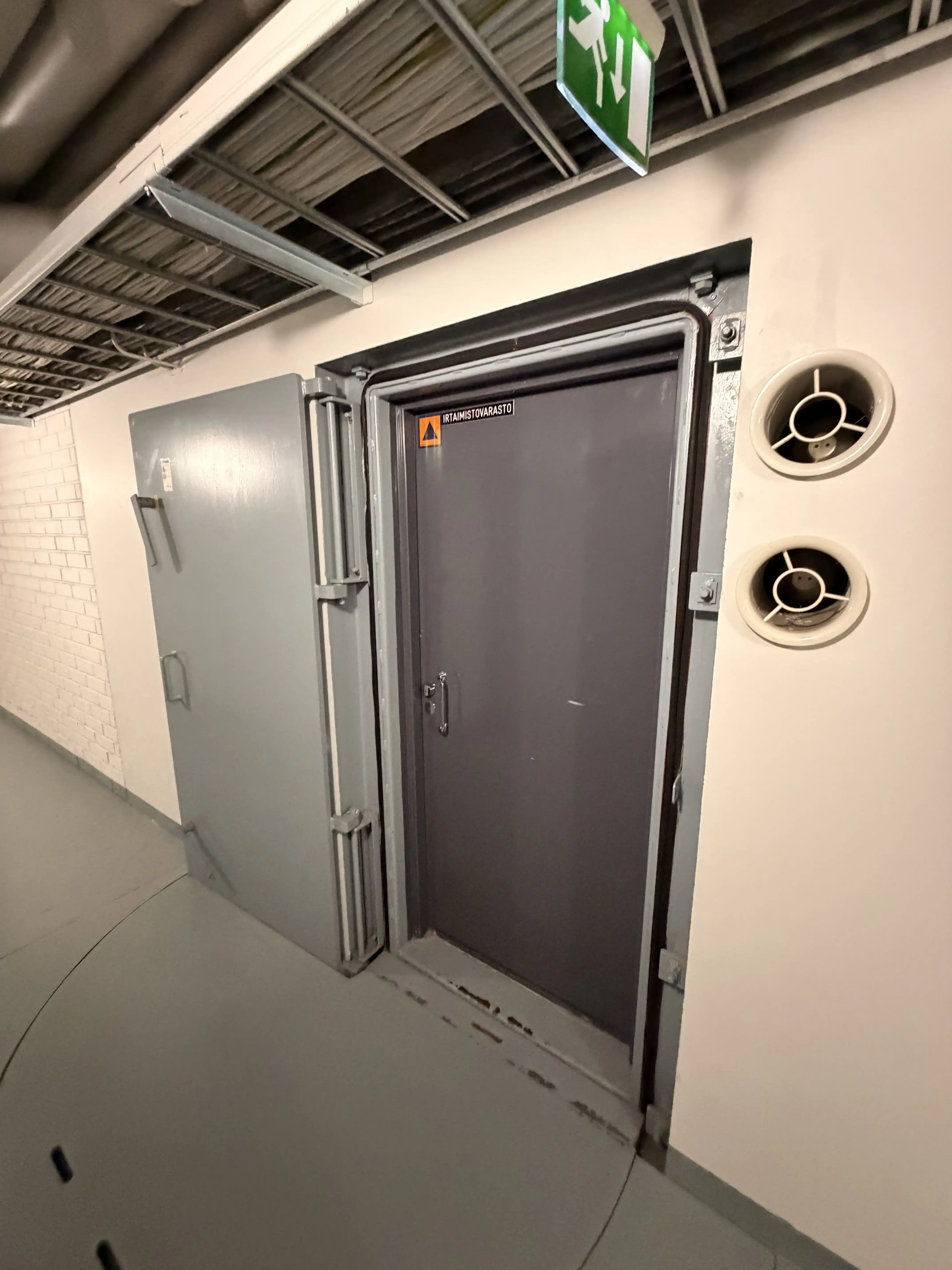 Heavy shelter doors and ventilation valves